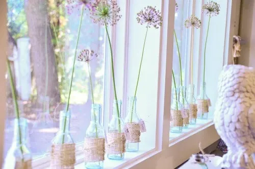 Single Flower Stems in burlap wrapped glass jars, so simple and pretty! 