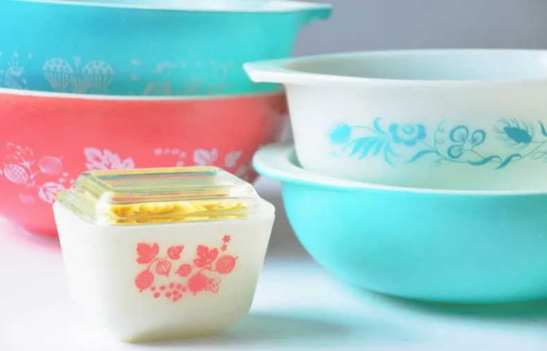 pastel colored pyrex bowls and small casserole dish